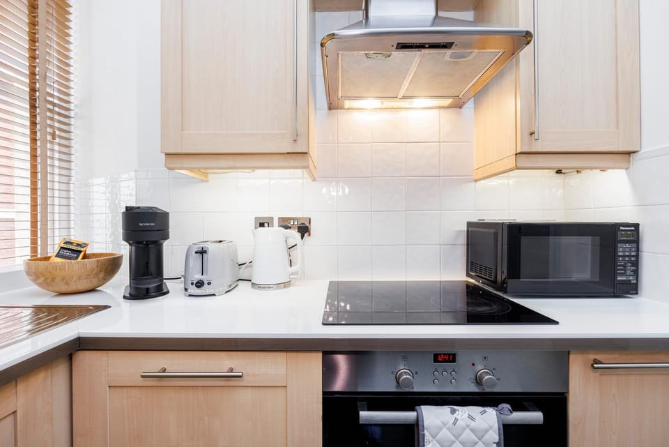 Coffee/tea facilities, microwave, stove, toaster, kitchen