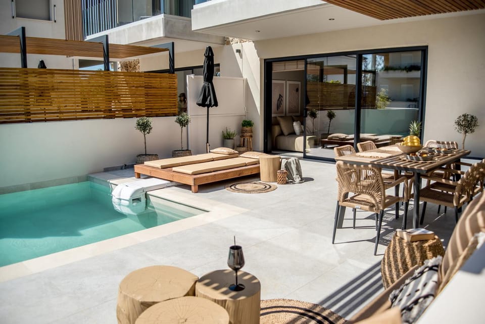Seating area, Dining area, Swimming pool, sunbed