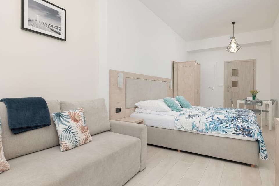 Bed, Photo of the whole room, Seating area, towels