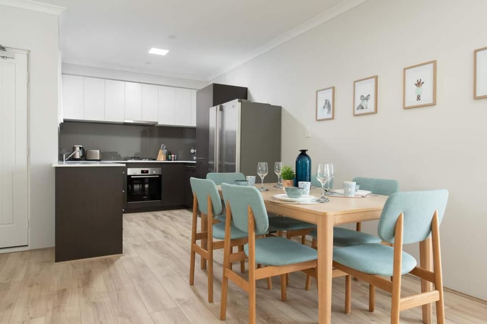 Kitchen or kitchenette, Dining area, oven