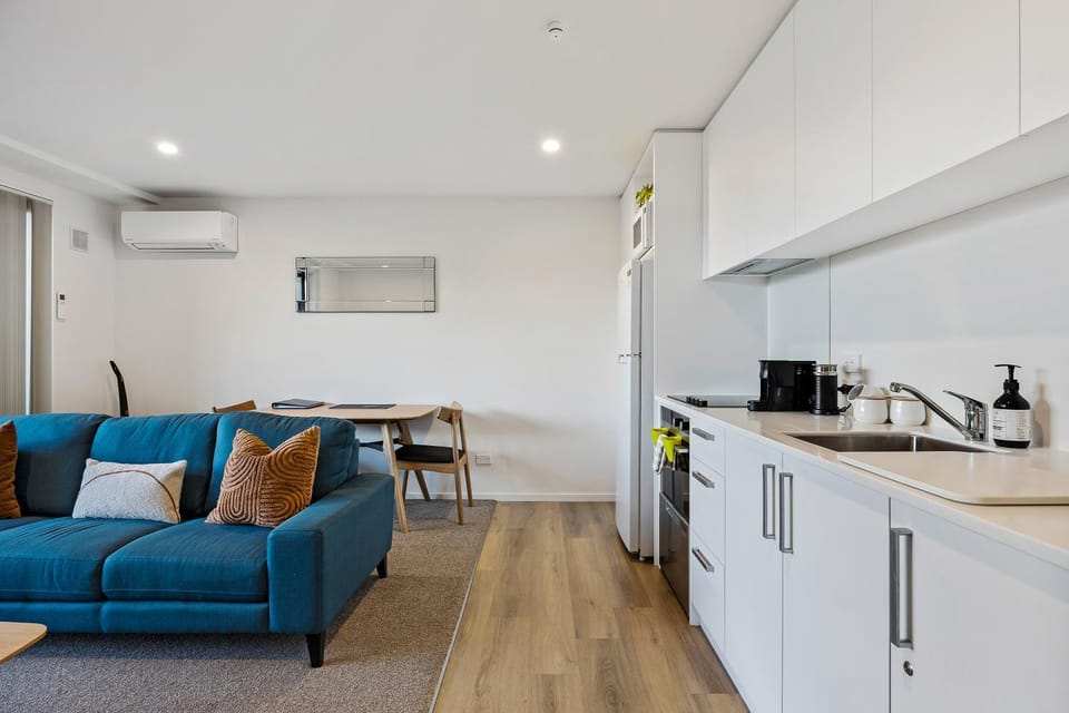 Coffee/tea facilities, Kitchen or kitchenette, Living room, Seating area, Dining area, minibar, pet friendly, stove, toaster, air conditioner