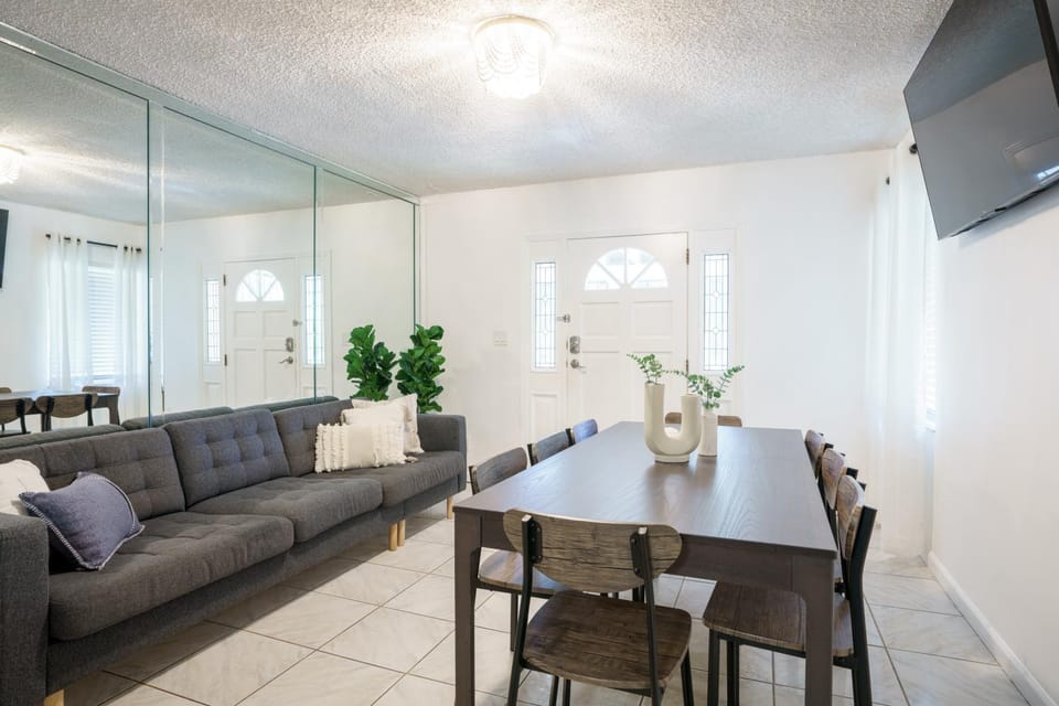 Modern 3-Bedroom in the Heart of Wynwood Art District Apartment in Miami