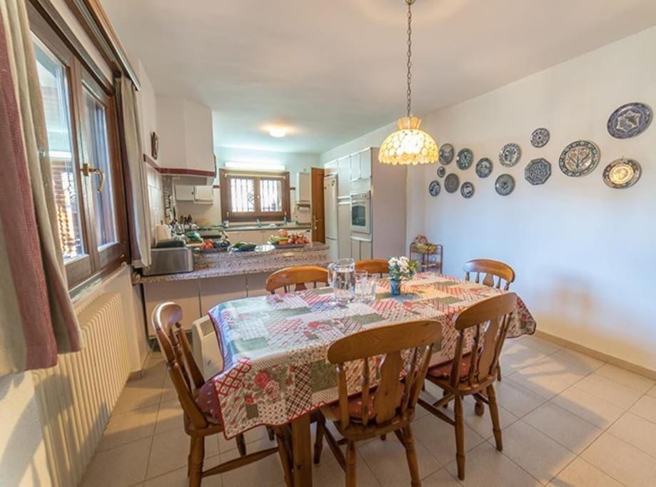 Kitchen or kitchenette, Seating area, Dining area