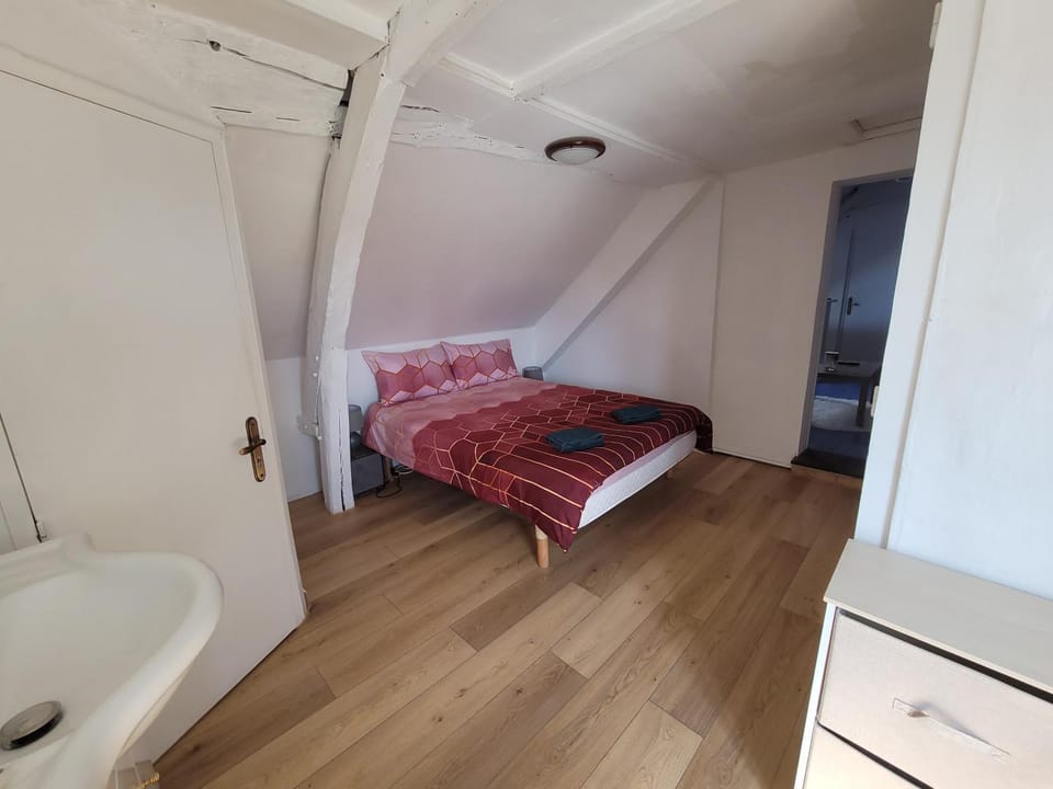 Photo of the whole room, Bedroom