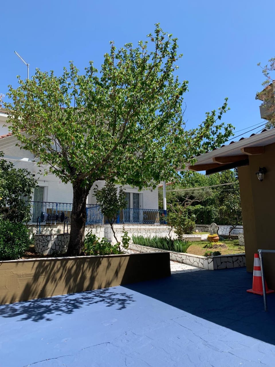 Property building, Garden, Parking