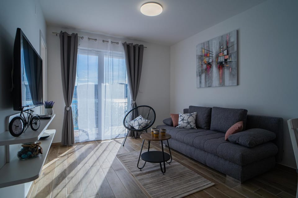 TV and multimedia, Living room, Seating area, City view, Sea view, hair dresser
