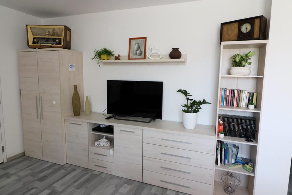 Communal lounge/ TV room, Library, TV and multimedia, hair dresser