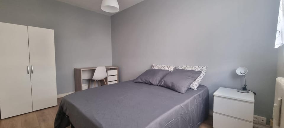 Bed, Photo of the whole room, Bedroom, wardrobe