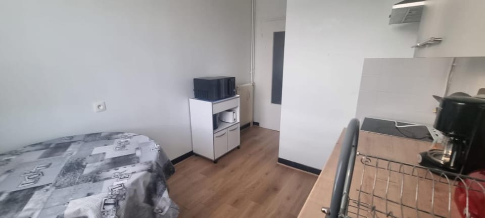Kitchen or kitchenette, minibar