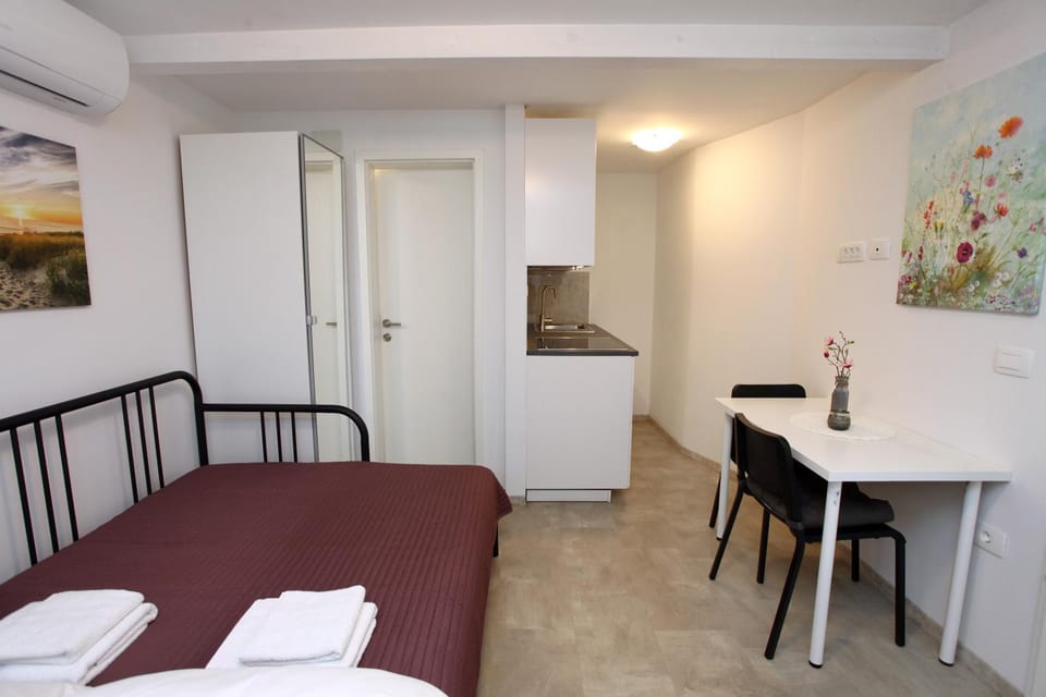 Bed, Kitchen or kitchenette, Dining area