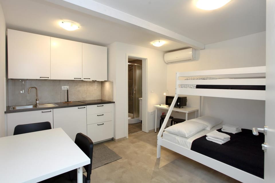 Kitchen or kitchenette, Dining area, bunk bed, air conditioner
