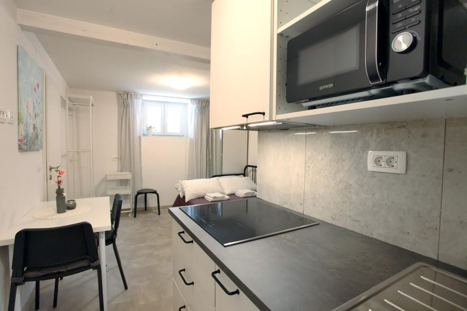 Kitchen or kitchenette, Dining area, minibar, stove