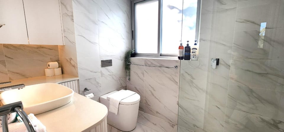 Shower, Toilet, Bathroom, towels