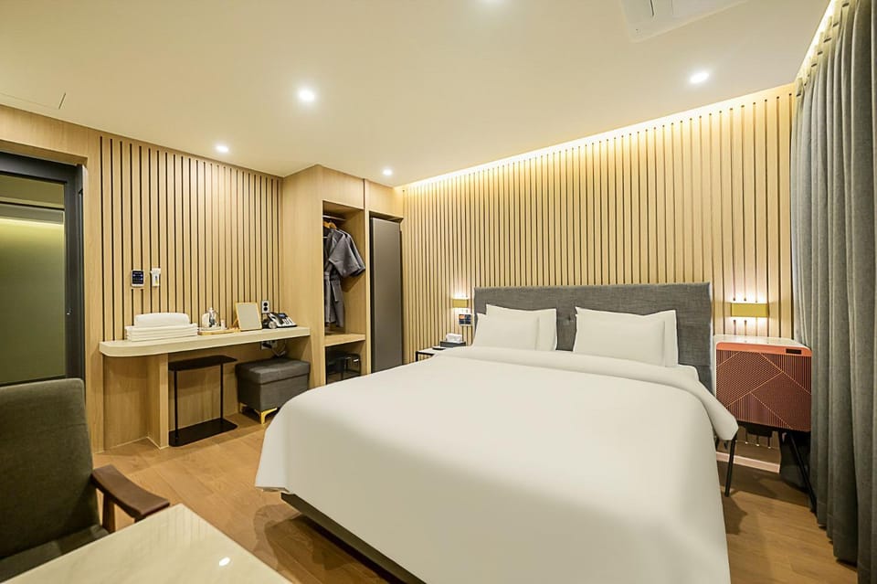 Bed, TV and multimedia, Bedroom, Area and facilities, bidet, furniture, wardrobe