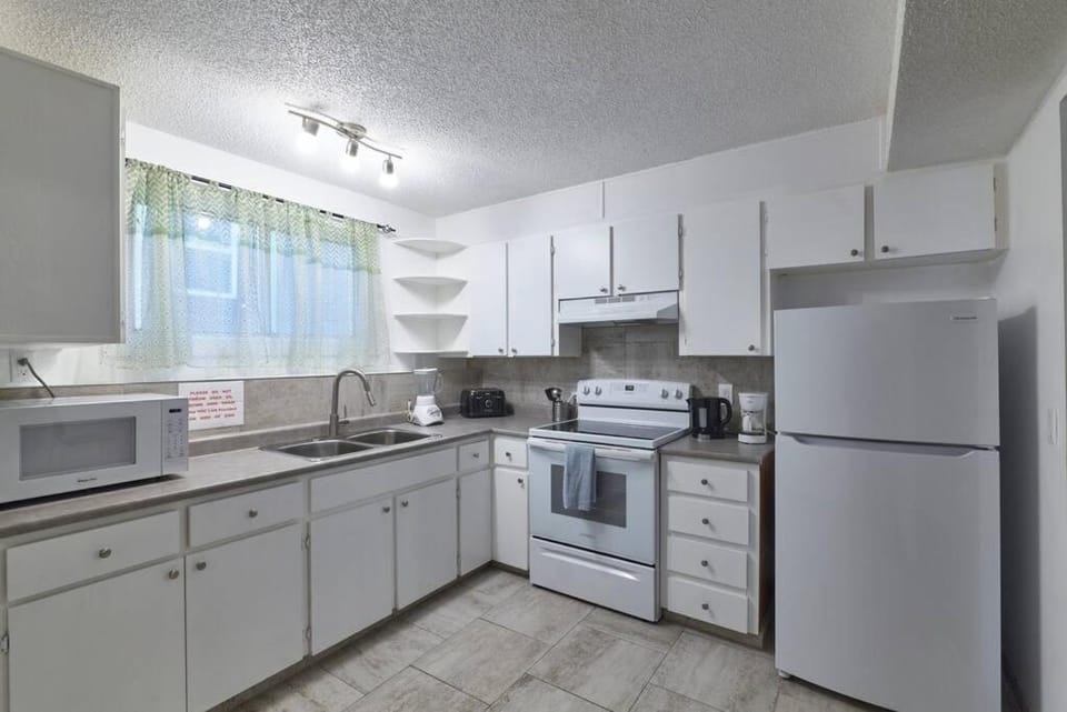 Kitchen or kitchenette, oven, toaster