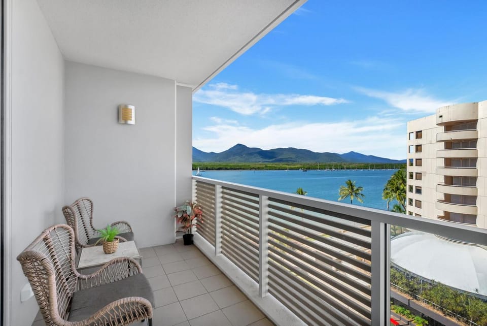 Belle Escapes 703 Harbour Lights Cairns Apartment with water views Apartment in Cairns