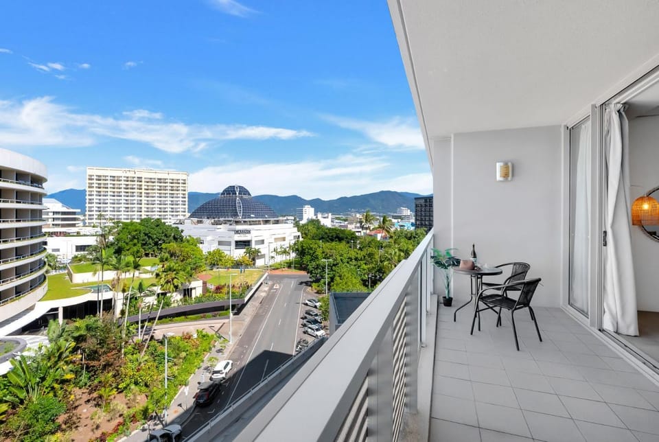 Belle Escapes 703 Harbour Lights Cairns Apartment with water views Apartment in Cairns