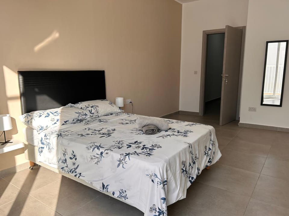 Qawra penthouse 4person AC+wifi Apartment in Saint Paul's Bay