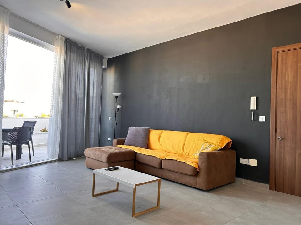 Qawra penthouse 4person AC+wifi Apartment in Saint Paul's Bay