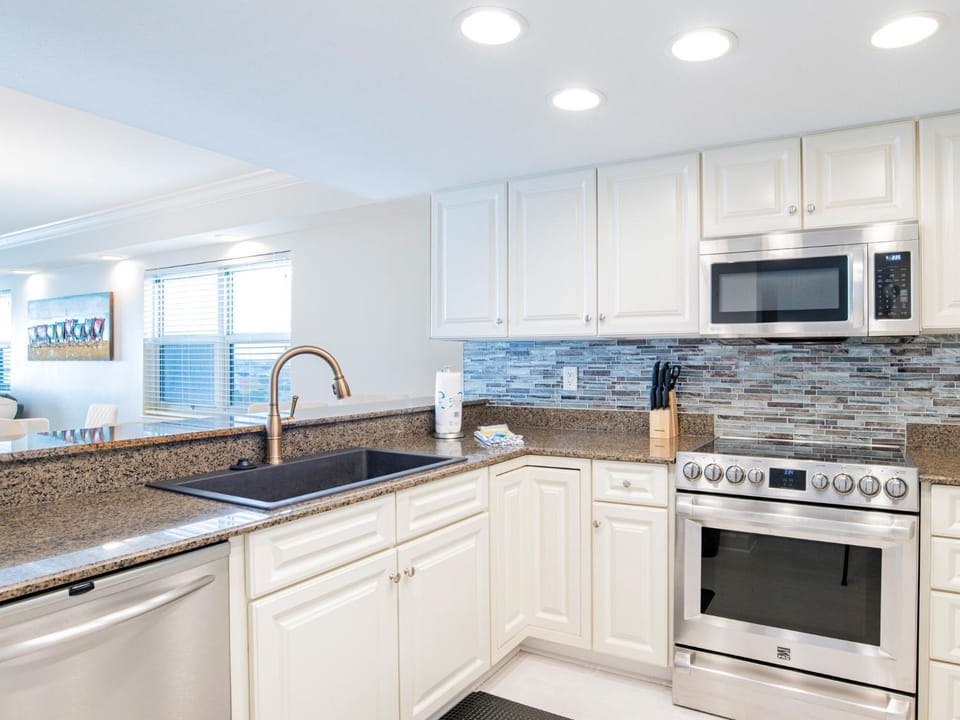Kitchen or kitchenette, Sea view, microwave, oven, stove
