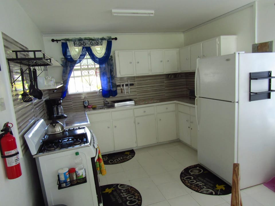 Kitchen or kitchenette, pet friendly, stove