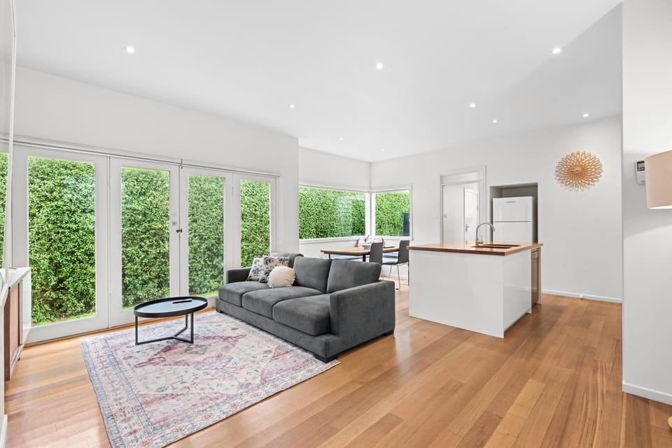 Garden, Kitchen or kitchenette, Living room, Seating area, Dining area