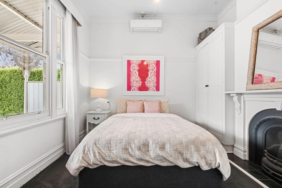 Bed, Photo of the whole room, Bedroom, air conditioner