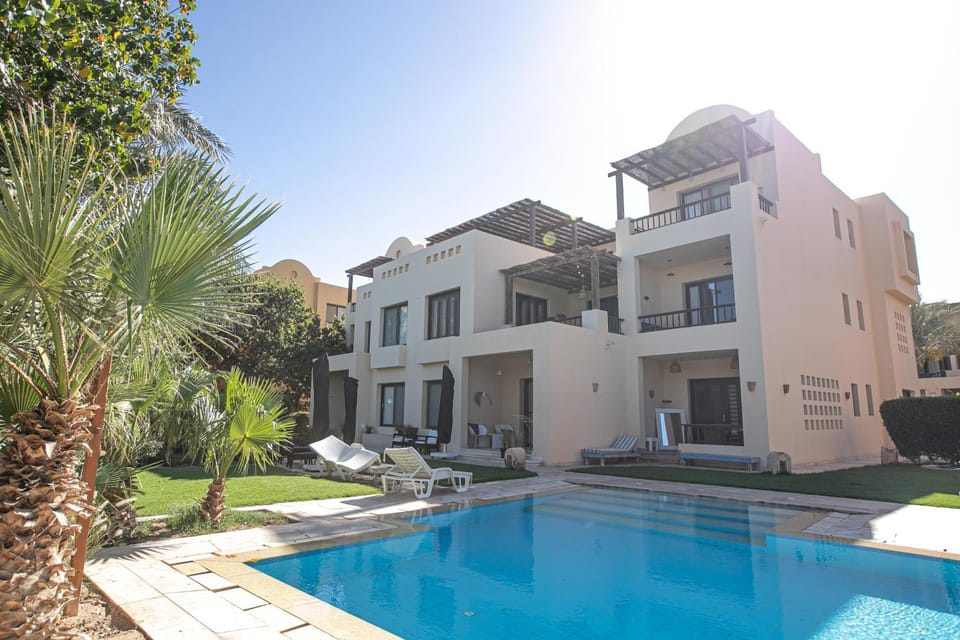 Property building, Day, Garden, Pool view, Swimming pool, sunbed