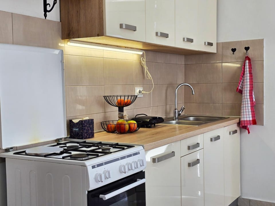 Kitchen or kitchenette, oven, stove