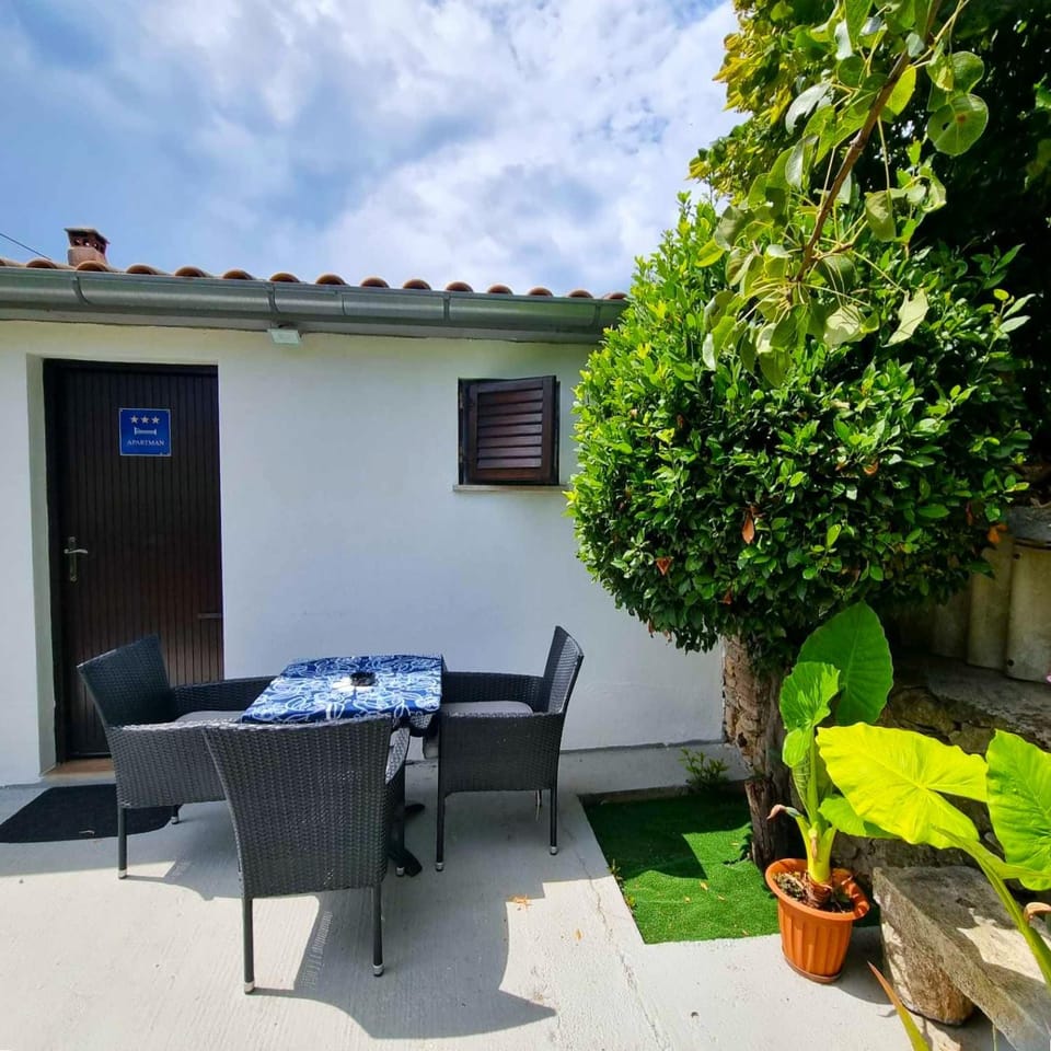 Property building, Patio, Garden, Balcony/Terrace, Seating area, Dining area, Garden view
