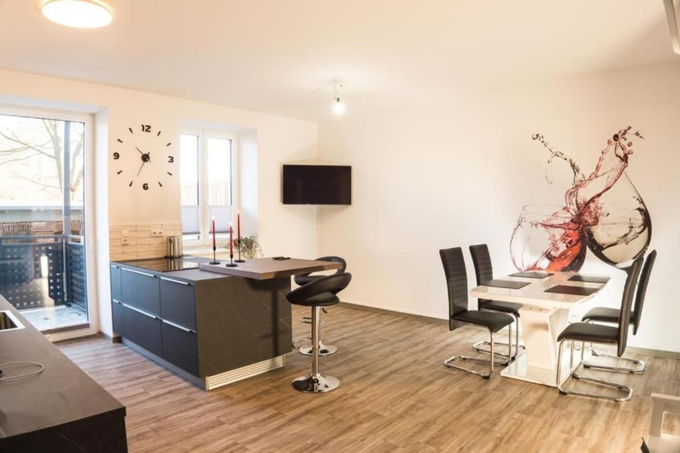 Kitchen or kitchenette, Seating area