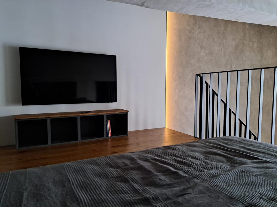 Bed, TV and multimedia, Bedroom