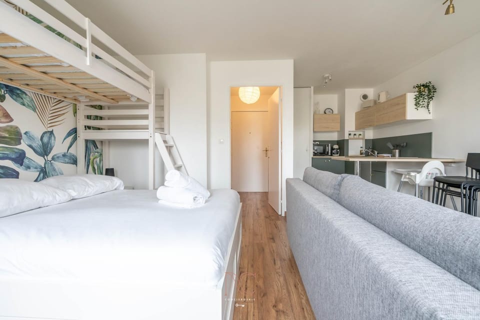 Bed, Night, Kitchen or kitchenette, Seating area, bunk bed