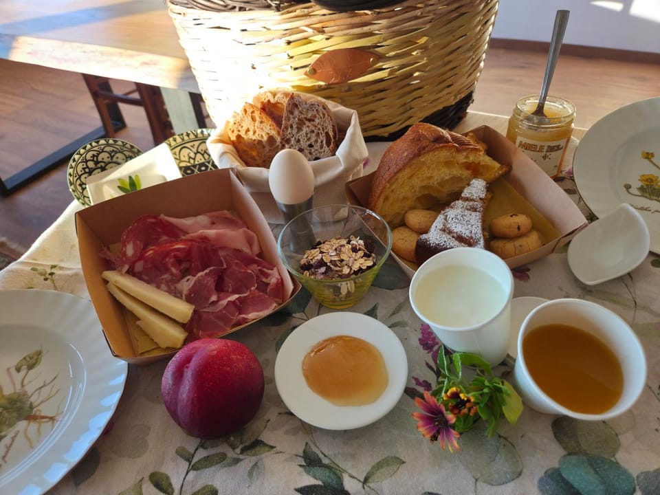 Food and drinks, Food, Breakfast, Continental breakfast