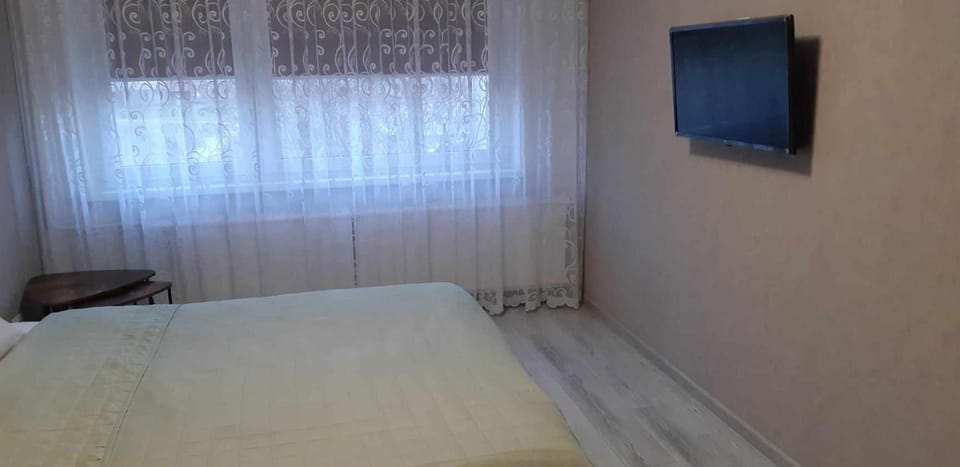 Bed, TV and multimedia, Bedroom
