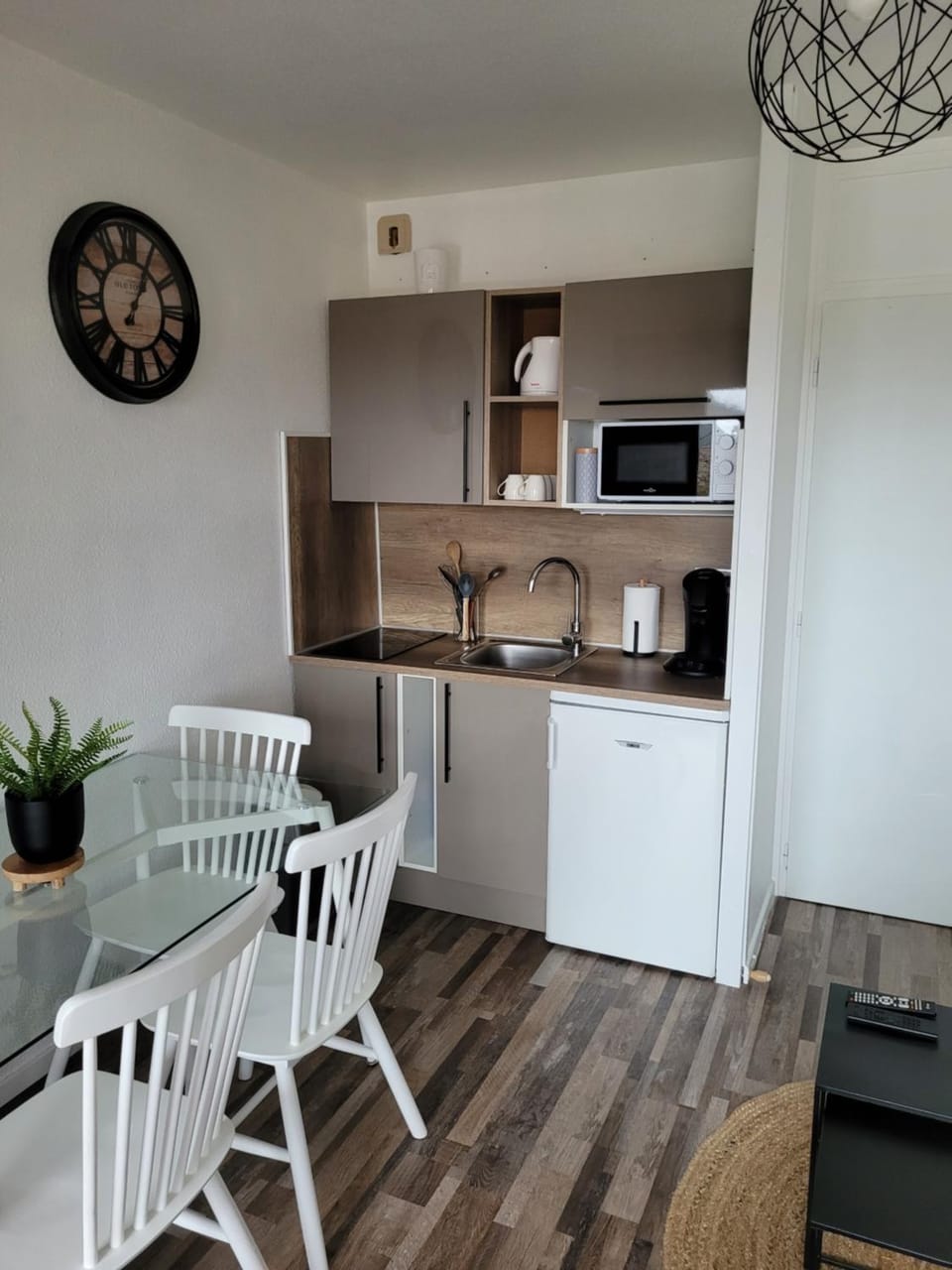 Coffee/tea facilities, Kitchen or kitchenette, Dining area, minibar, stove