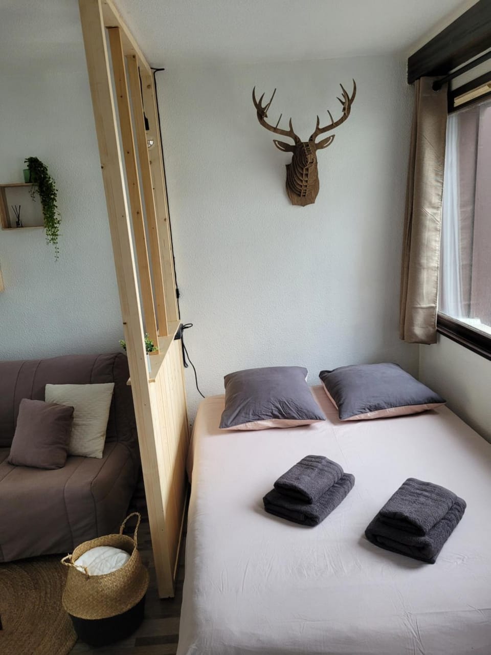 Bed, Seating area, towels