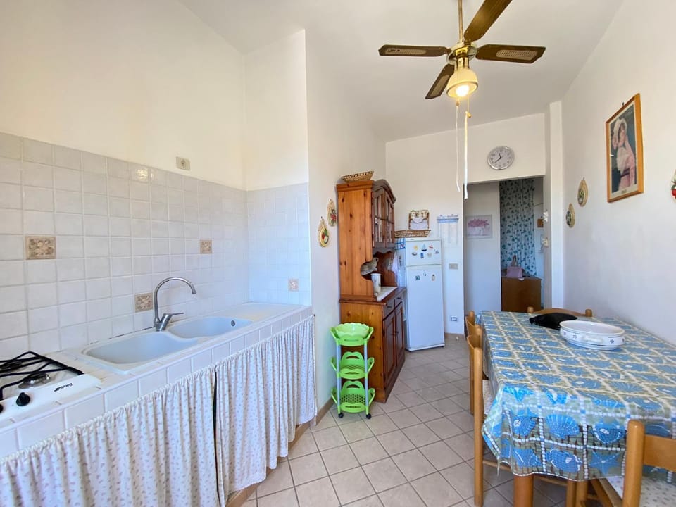 Kitchen or kitchenette, Dining area, fireplace