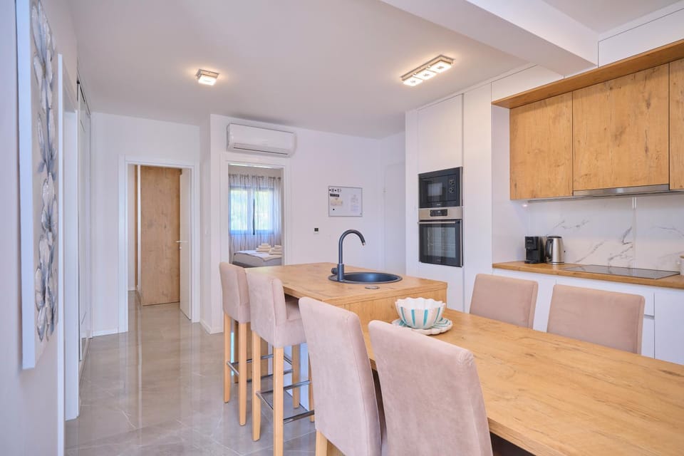 Coffee/tea facilities, Kitchen or kitchenette, microwave, oven, stove, kitchen