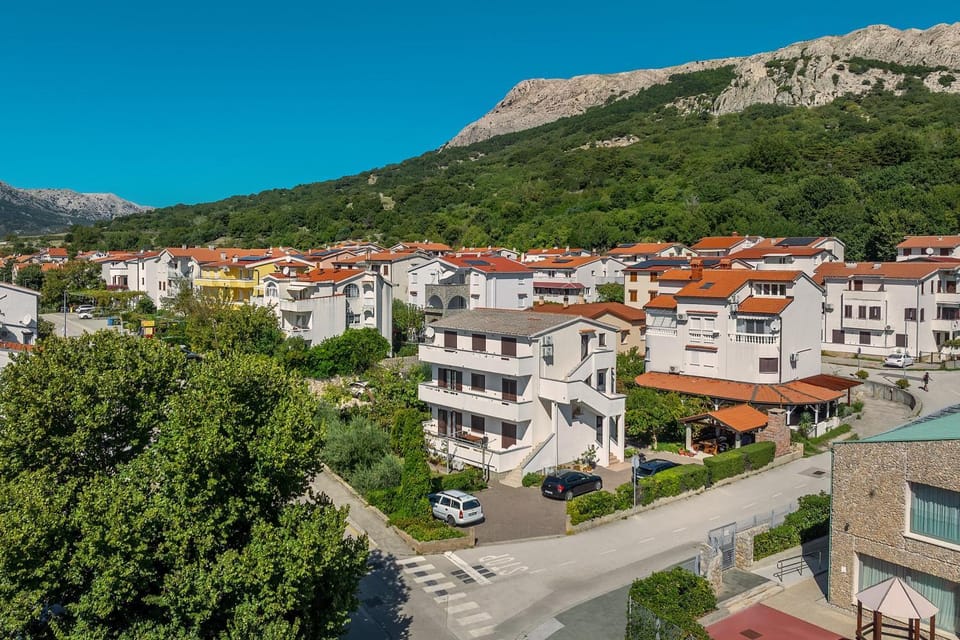Property building, Day, Neighbourhood, Natural landscape, Bird's eye view, Street view, Location, Parking
