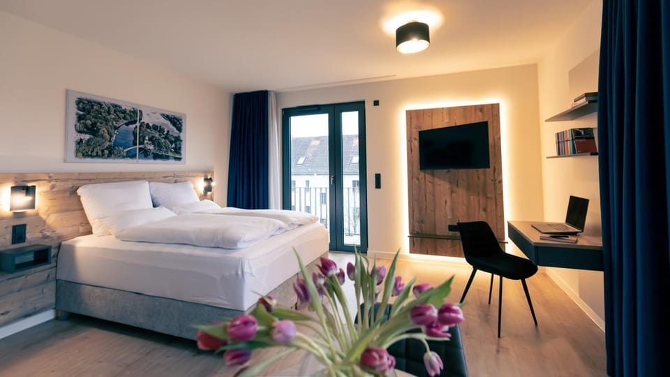 Bed, TV and multimedia, Photo of the whole room, Seating area, hair dresser