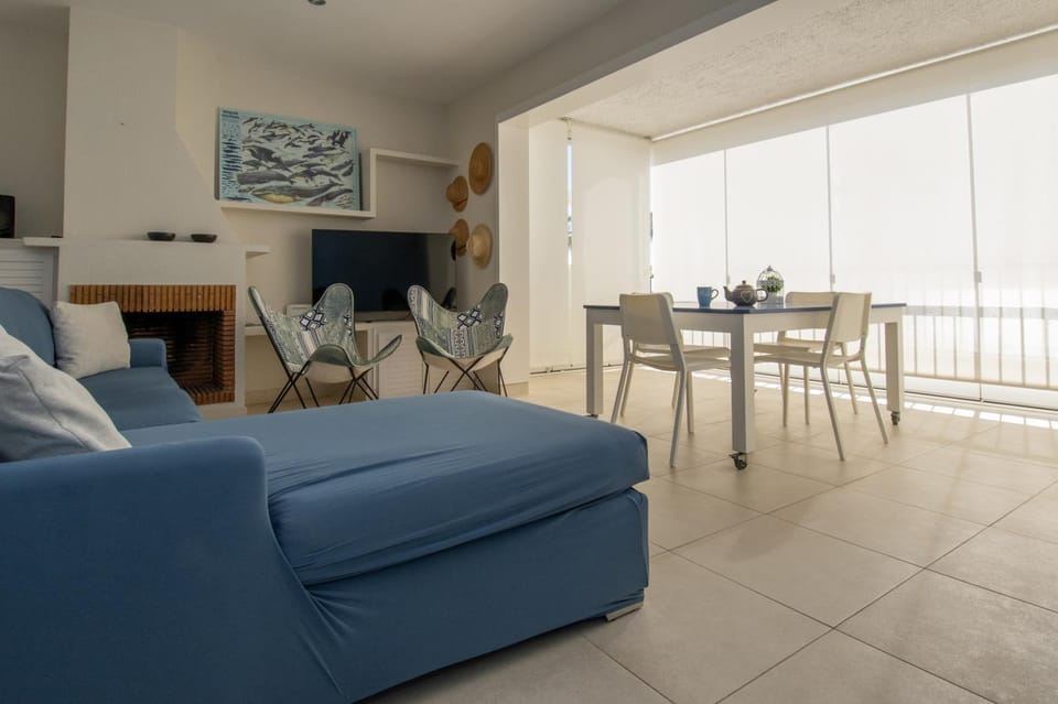 TV and multimedia, Living room, Seating area, Dining area
