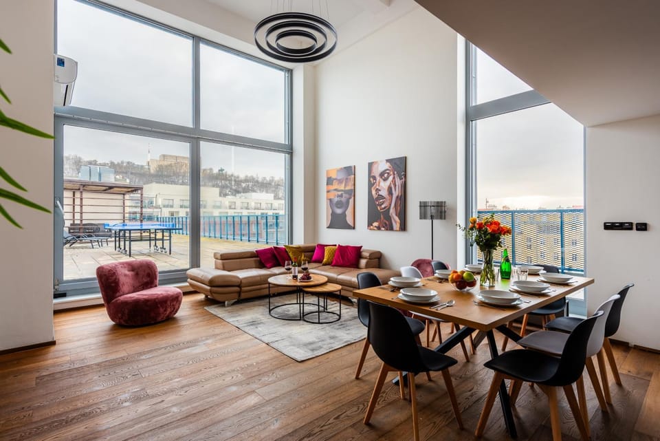 Balcony/Terrace, Living room, Seating area, Dining area, Mountain view