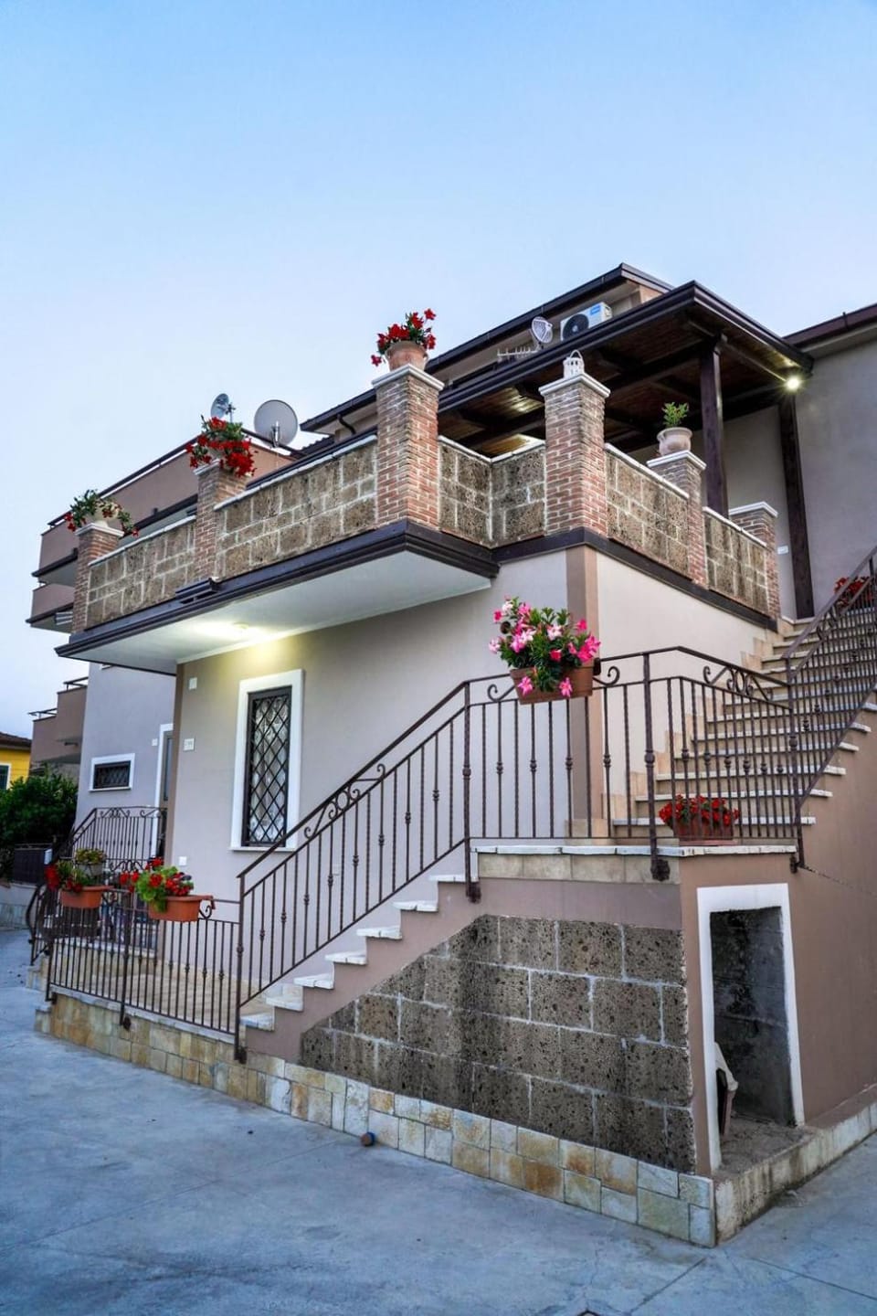 Property building, BBQ facilities, BBQ facilities, Solarium, Balcony/Terrace, Seating area, Breakfast, internet, locker