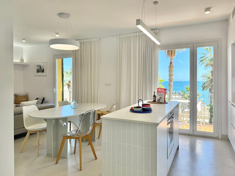 Balcony/Terrace, Kitchen or kitchenette, Living room, Dining area, Sea view, dishwasher, oven, air conditioner