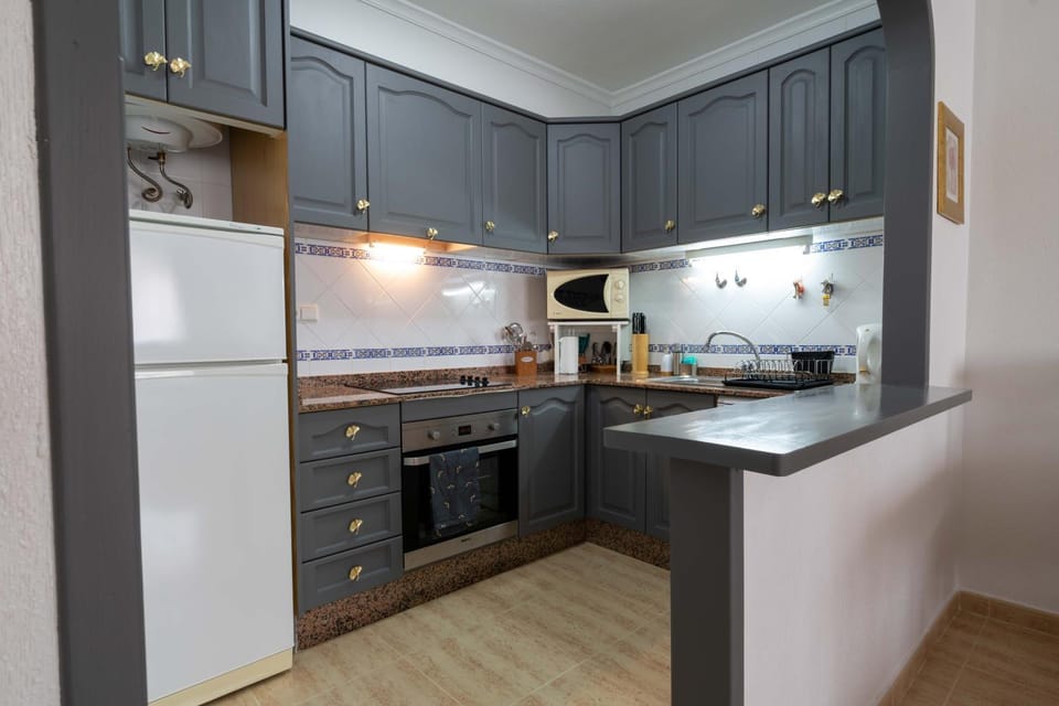 Kitchen or kitchenette, minibar, stove