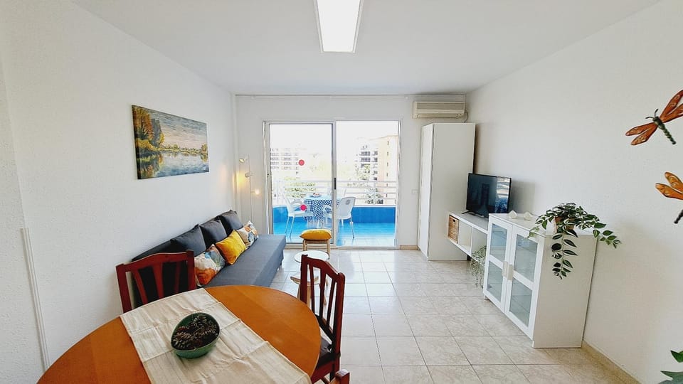 Photo of the whole room, air conditioner