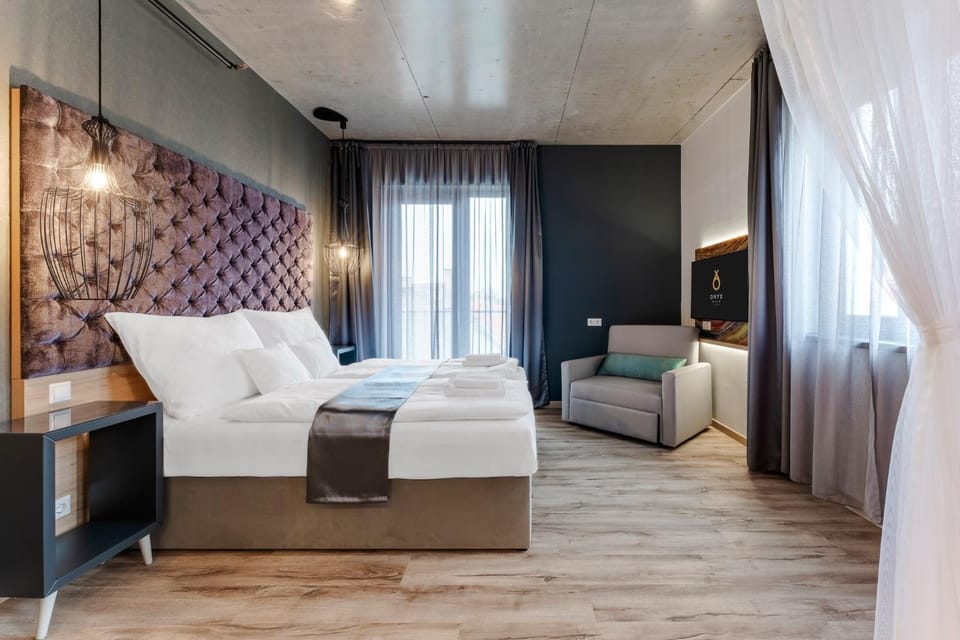 Bed, Photo of the whole room, Seating area, Bedroom