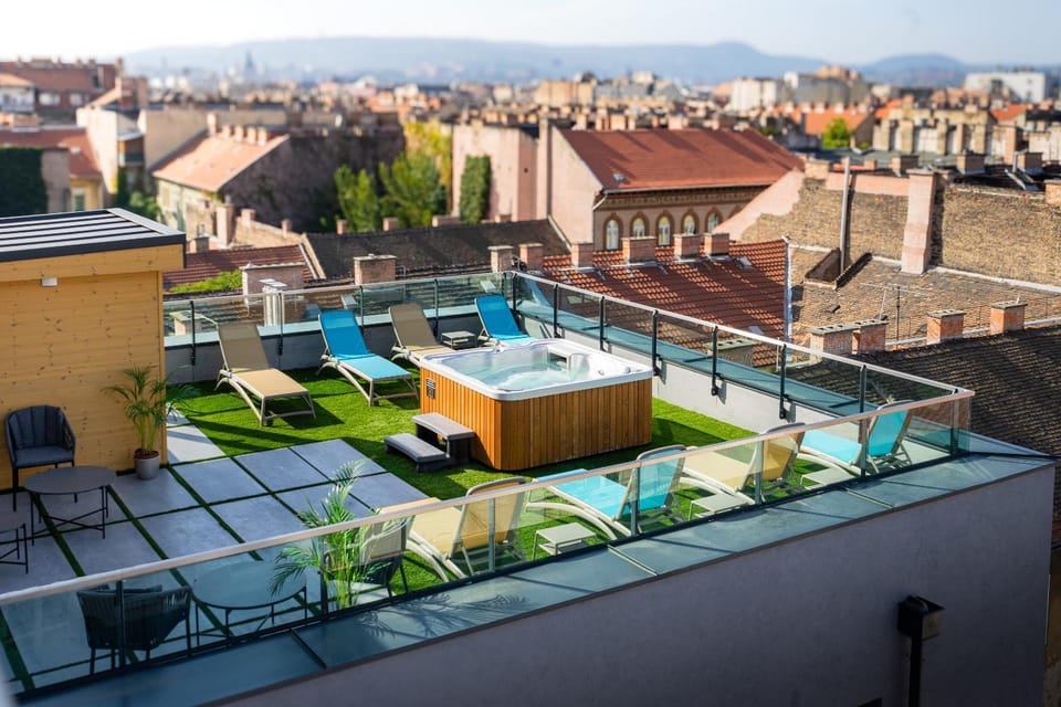 Hot Tub, Balcony/Terrace, Balcony/Terrace, Swimming pool, sunbed