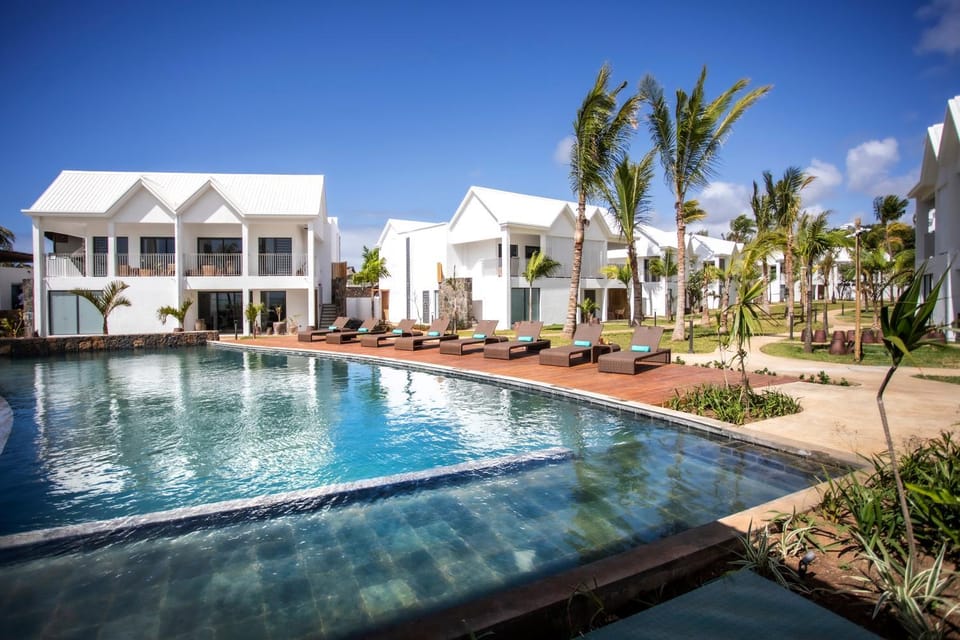 Property building, Day, Swimming pool, sunbed